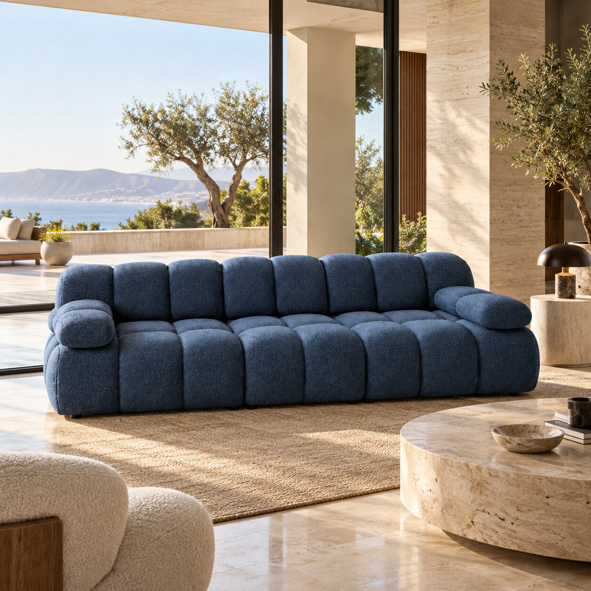 Canapé Almería 3 places bleu à larges côtes en situation dans un salon