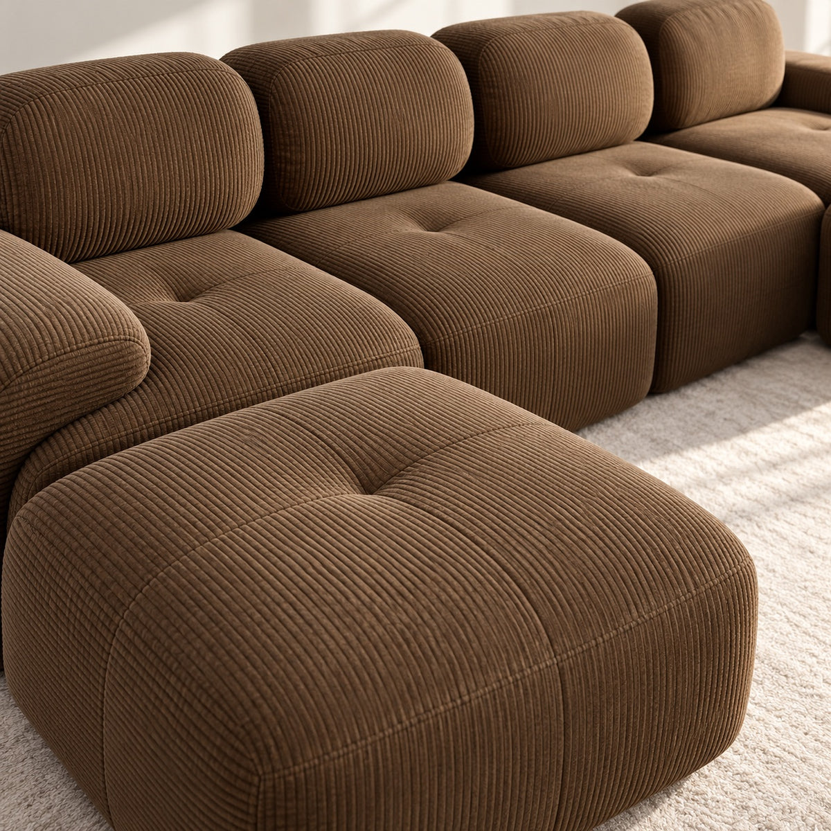 Canapé Grenade 4 places en velours côtelé marron avec 2 poufs, détail du tissu