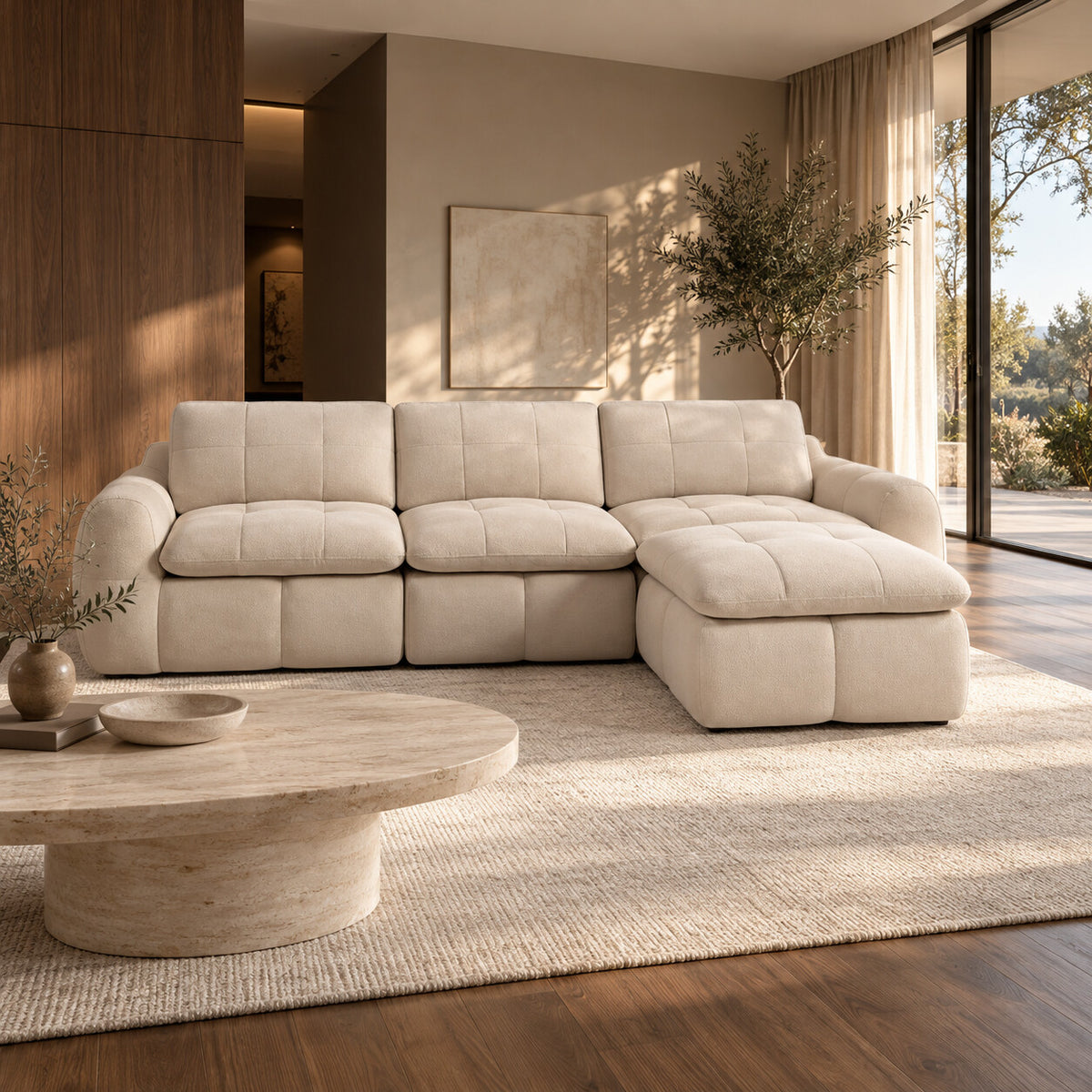 Canapé modulable Ronda 3 places beige avec pouf en situation dans un salon