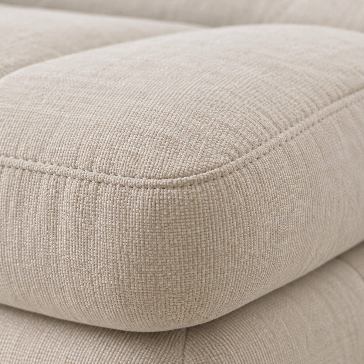 Canapé modulable Ronda 3 places beige avec deux poufs, détail du tissu chenillé