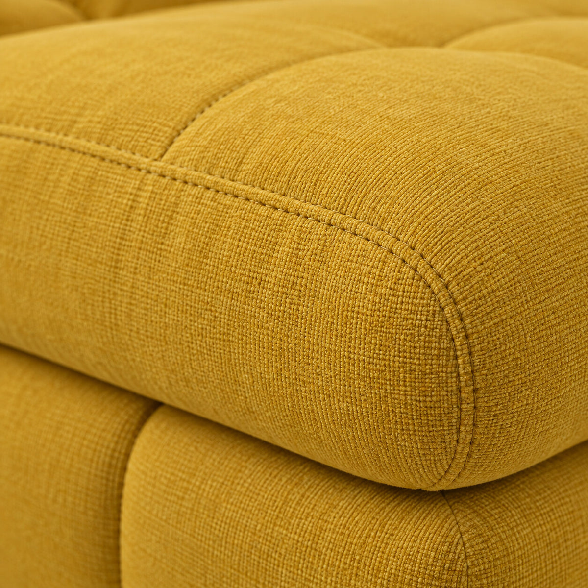 Canapé modulable Ronda 3 places jaune moutarde avec pouf, détail du tissu chenillé