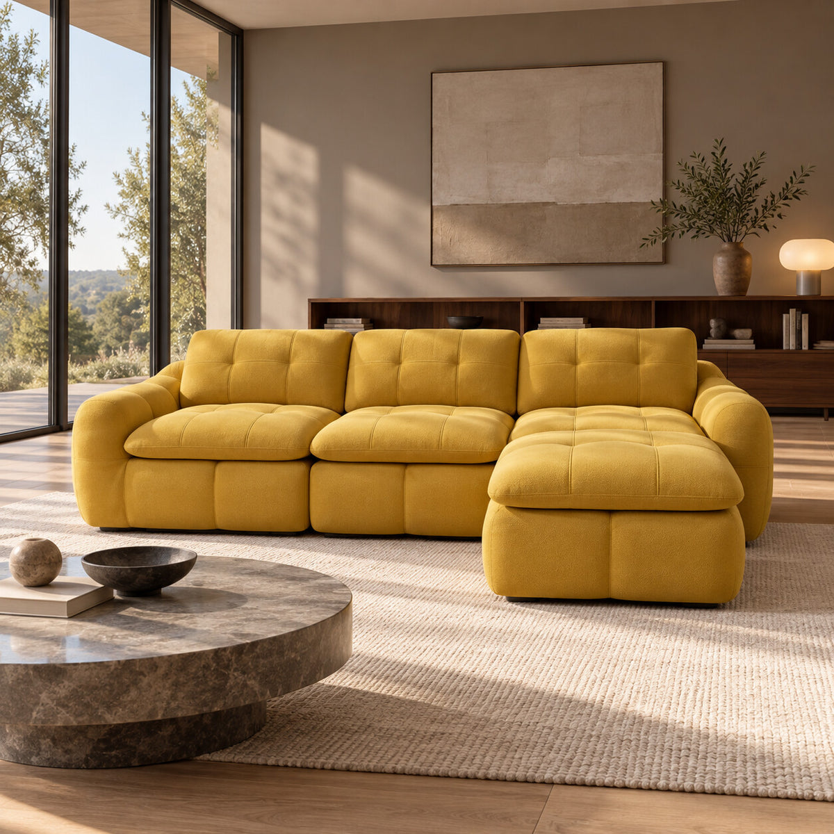Canapé modulable Ronda 3 places jaune moutarde avec pouf en situation dans un salon