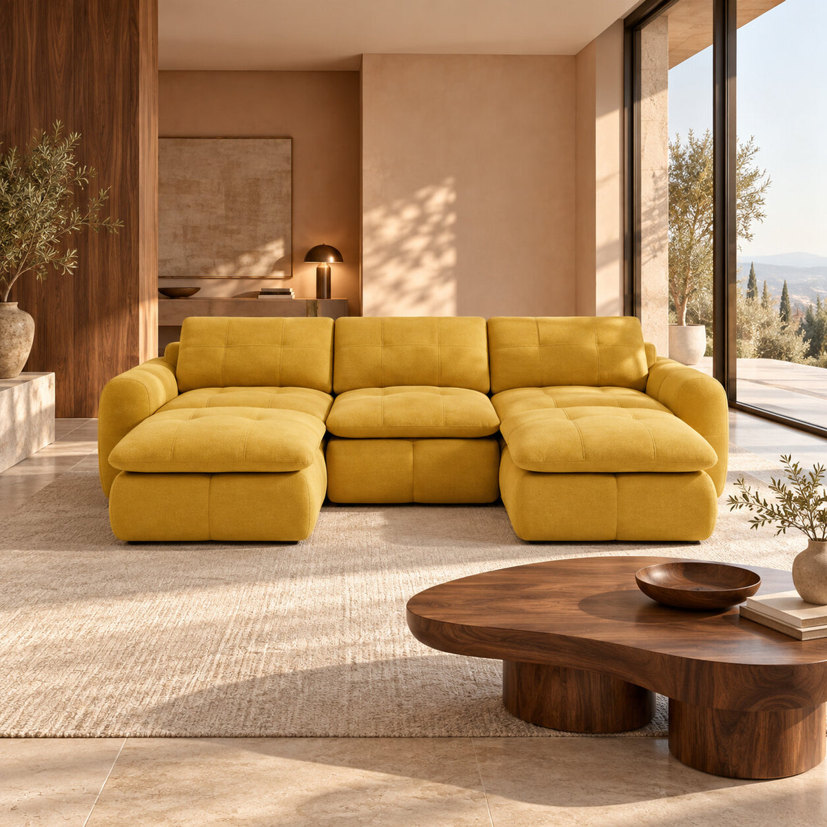 Canapé modulable Ronda 3 places jaune moutarde avec deux poufs en situation dans un salon