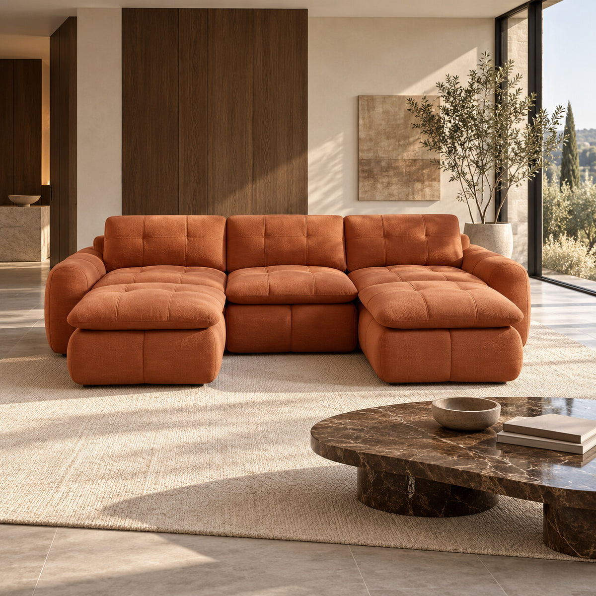 Canapé modulable Ronda 3 places terracotta avec deux poufs en situation dans un salon