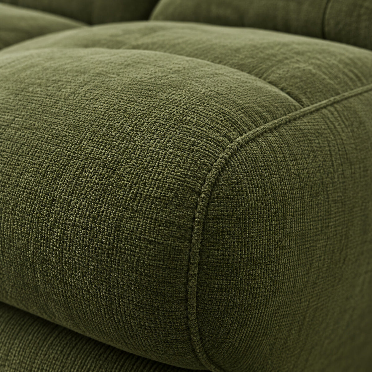Canapé modulable Ronda 3 places vert olive avec deux poufs, détail du tissu chenillé