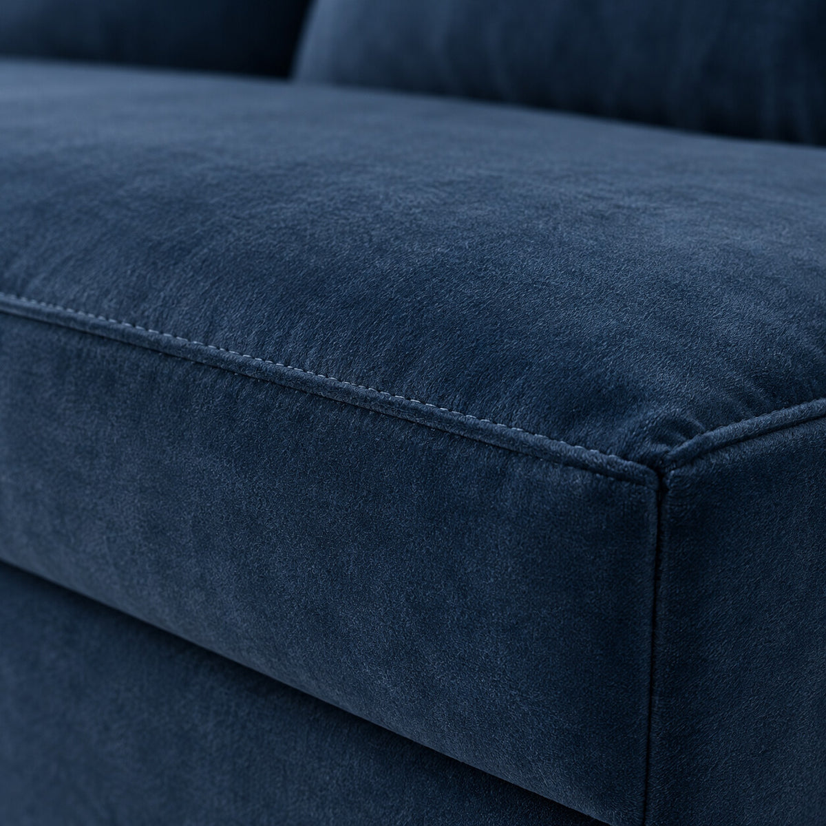 Canapé d'angle Setenil en velours marine, détail du tissu